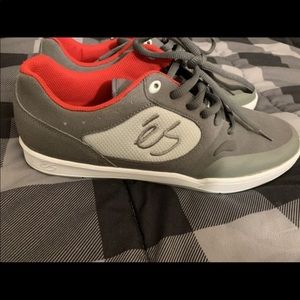 Men’s “‘Es” skate shoes new size 10